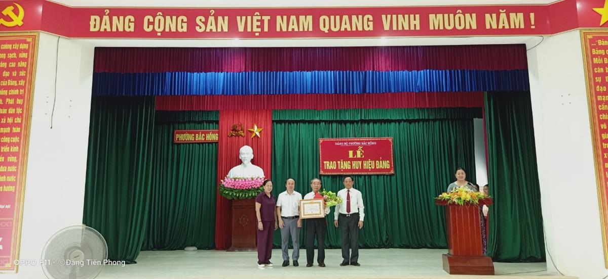 Đ/c Nguyễn Quang Vinh, UVBTV Thị ủy, PCT.HĐND trao HHĐ cho đảng viên Nguyễn Ngọc Thụ - 60 năm tuổi đảng